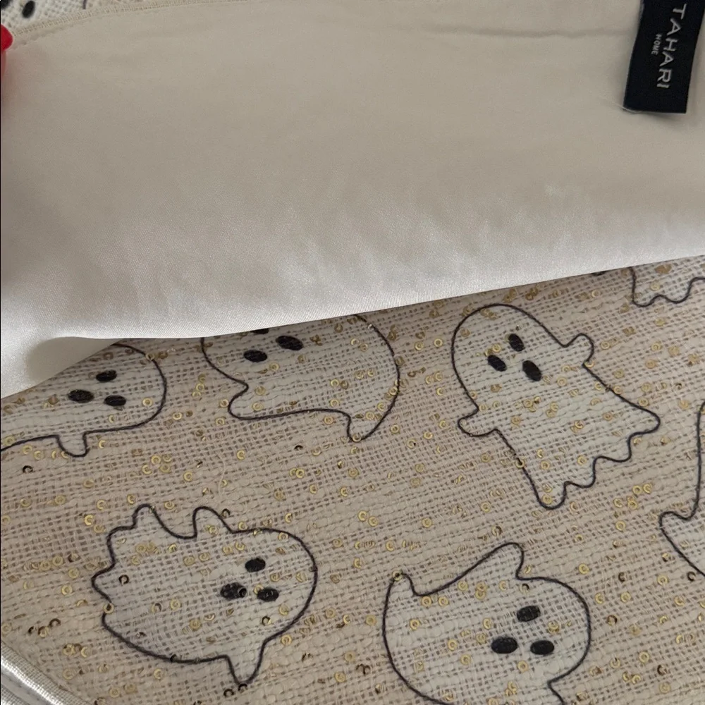 Tahari Home Halloween Beige/White & Sparkly Gold  Ghost Set of 4 Round Placemats